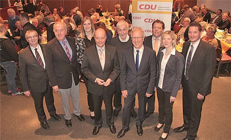 Das Tagespräsidium mit dem Wahlsieger Josef Dötsch.AND