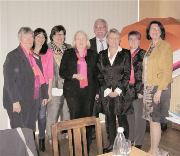 Das Tagungspräsidium mit Gästen (v.l.) Gabriele Küthe, Vorsitzende Stadtverband Koblenz, MdB Mechthild Heil, Wahlkreis Ahrweiler Marita Frieden, Bad Kreuznach (stellvertr. Bezirksvorsitzende), Hedi Thelen, Mayen-Koblenz (Vorsitzende), Referent und MdEP Dr. Werner Langen, FU-Landesvorsitzende und MdEP Birgit Collin-Langen, Jessica Weller, Altenkirchen (stellvertr. Vorsitzende) und MdB Antje Lezius, Wahlkreis Kreuznach.