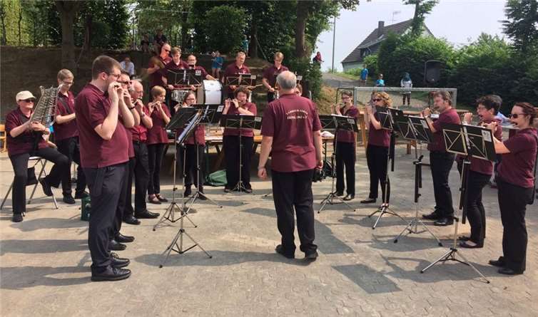 Das Tambour-Coprs Erpel beim Grundschuljubiläum.Privat