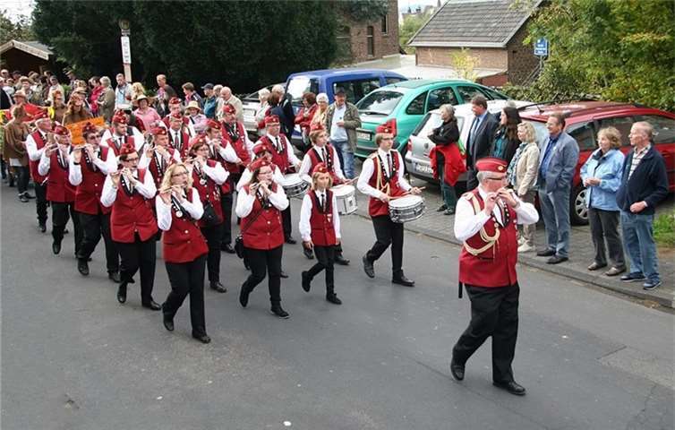 Das Tambour-Corps Erpel während eines Umzuges.privat