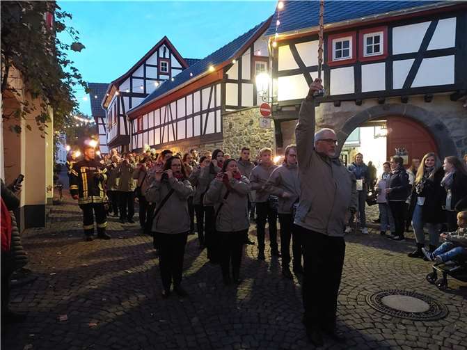 Das Tambour-Corps beim Fackelzug.