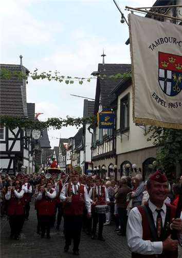 Das Tambour-Corps bildete die Vorhut für den Festwagen des Bacchus beim Umzug durch Erpel.