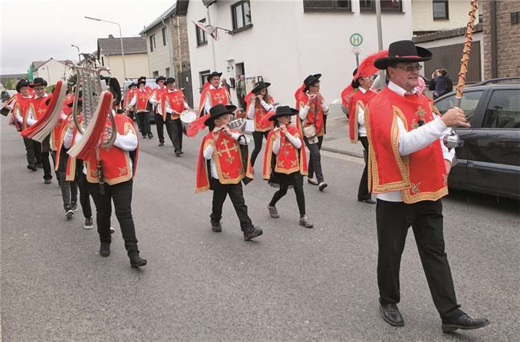 Das Tambour- und Fanfarenkorps der Freiwilligen Feuerwehr Gelsdorf sorgte für die passende Musik beim Maiumzug während der Gelsdorfer Maikirmes. JOST