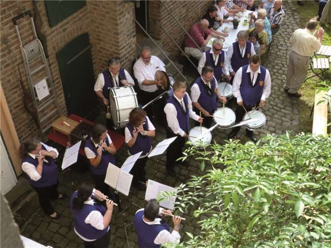 Das Tambourcorps Oberwinter in voller Montur.privat