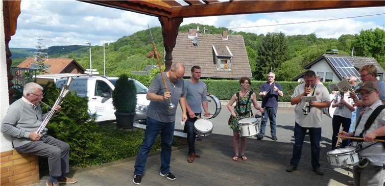 Das Tambourcorps Ockenfels übernahm am Kirmessonntag nach alter Tradition das Wecken der Bürger des Ortes. Fotos: privat
