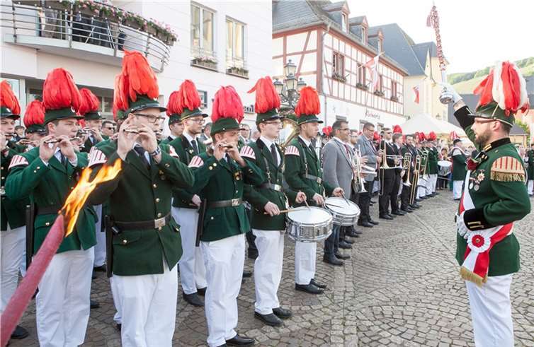 Das Tambourcorps der St. Laurentius Junggesellen-Schützengesellschaft Ahrweiler mit Tambourmajor Tobias Steffes glänzte beim „Großen Zapfenstreich“ auf dem Ahrweiler Marktplatz.