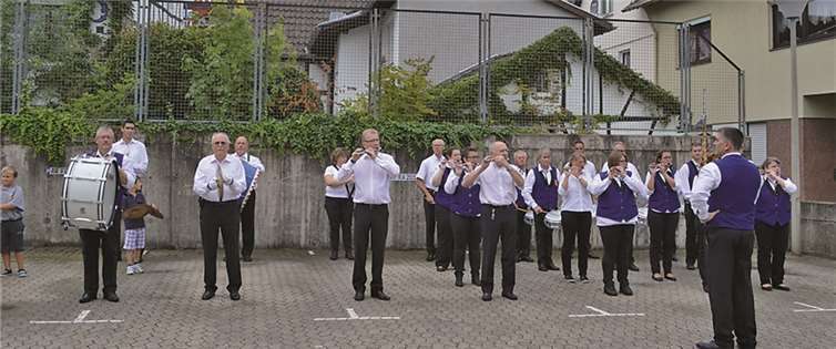 Das Tambourcorps musizierte zusammen mit Ehemaligen. AB
