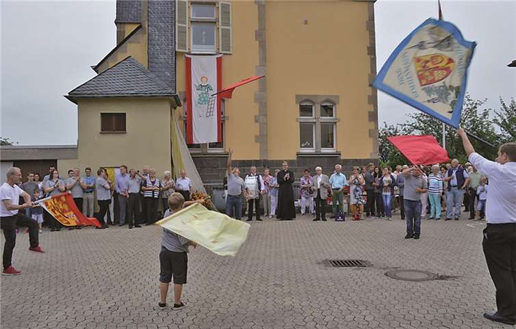 Das Tambourcorps musizierte zusammen mit Ehemaligen. ABZu Ehren von Pastor Klupsch, Vereinspräsens der Junggesellen, wurden die Fähndel geschwenkt.