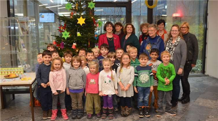 Das Tannenbaumschmückteam rund um Kreisdirektorin Annerose Heinze (rechts neben dem Weihnachtsbaum), Bettina Lübbert, Abteilungsleiterin im Kreissozialamt, (3. von links) und Martina Schäfer, Leiterin der Sprachheilkindergartens (3. von rechts).privat