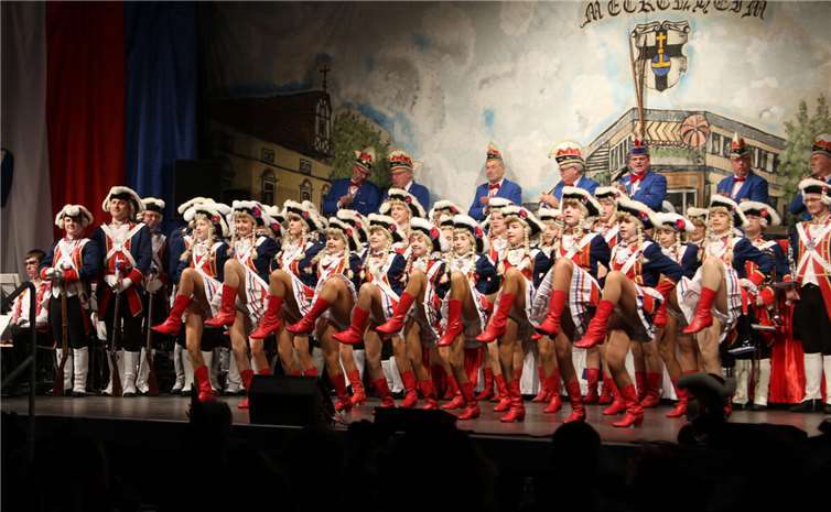 Das Tanzcorps Colonia Rut-Wiess bei ihrem Auftritt im Rahmen der großen Sitzungsrevue der Meckenheimer Stadtsoldaten  Foto: Stefan Hammerschlag