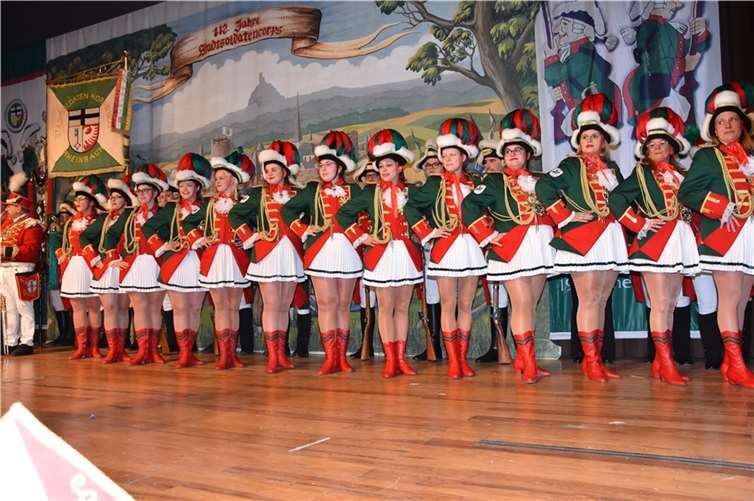 Das Tanzcorps der Stadtsoldaten starteten das Programm. Fotos: Alfred Eich