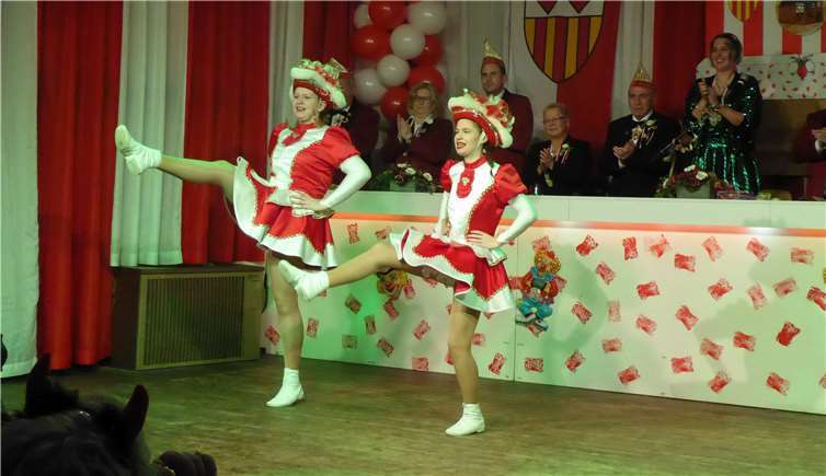 Das Tanzduo Annelie Doll und Laura Assenmacher verbanden gekonnt Gardetanz mit moderner Popmusik.