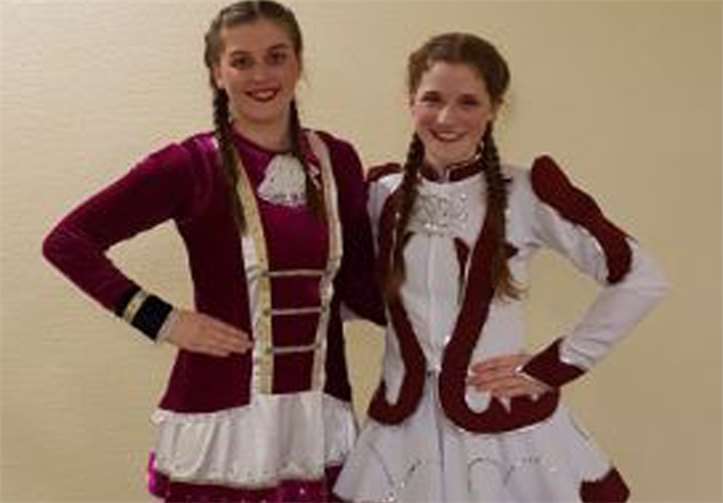 Das Tanzmariechen-Duo präsentiert seinen Tanz auf der Möhnenparty. Foto: privat