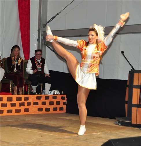 Das Tanzmariechen des Kürrenberger Karnevalsvereins, Katrin Gäb, wirbelte über die Bühne.