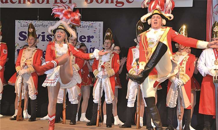 Das Tanzpaar Denise Willems und Daniel Assenmacher zeigten einen akrobatischen Gardetanz.