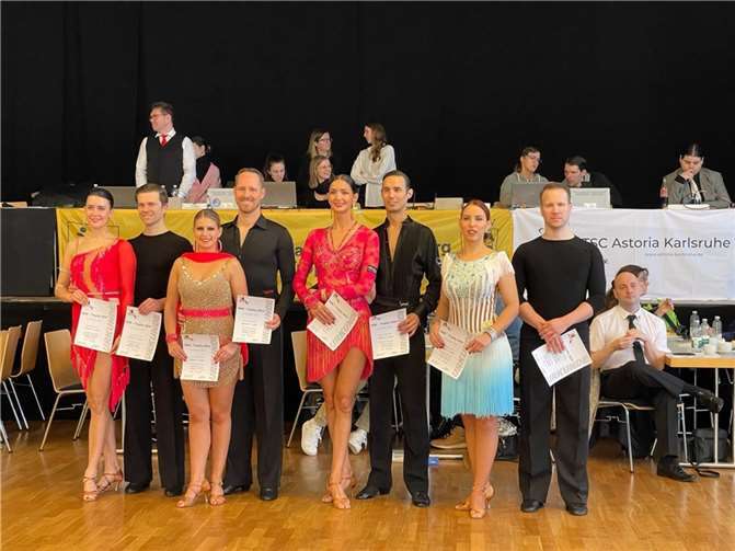 Das Tanzpaar Thomas Tüchsen und Carina Humpert belegte den 2. Platz in der Masters I C Latein. Quelle: TSG DanceXpresse Urmitz e. V.