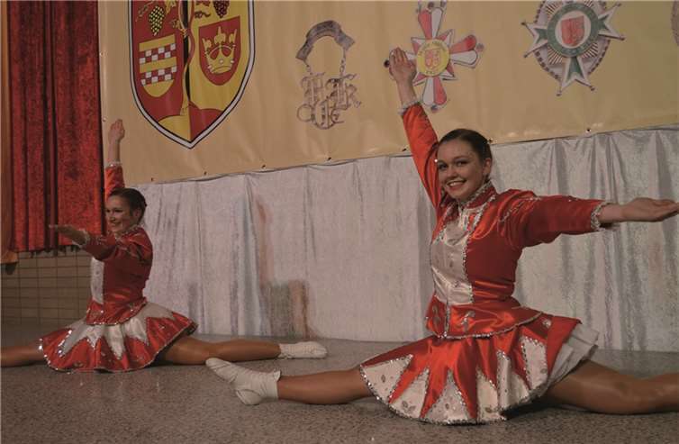 Das Tanzpaar der Unkelbacher rot-weißen Funken: Nina West und Patricia Bock.