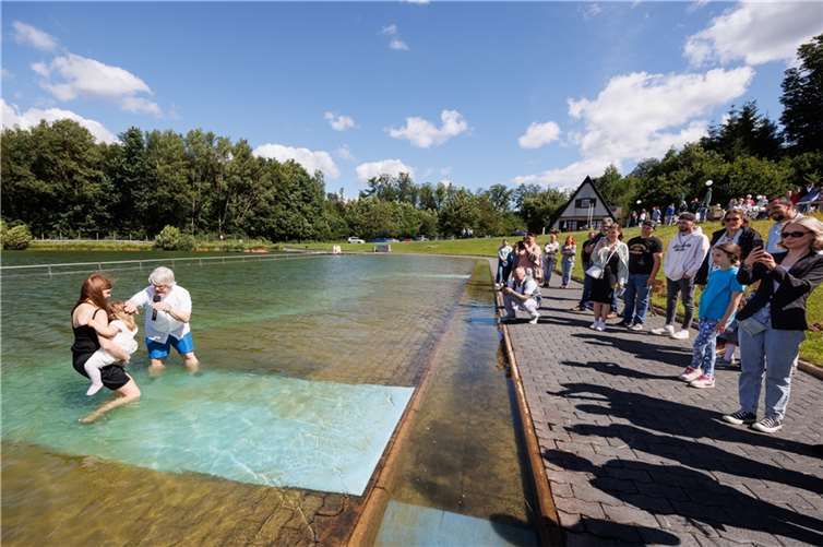 Das Tauffest an der Klingelwiese ist ein Gottesdienst mit vielen besonderen Augenblicken. Foto: Peter Bongard