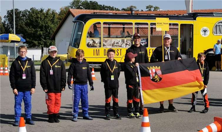 Das Team ADAC Mittelrhein Altersklasse 1+2 präsentiert sich. Foto: MSC Adenau