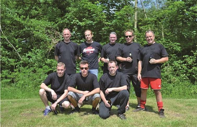 Das Team „Bachstraßenjungs“ (Reihe oben, v.l.) Thomas Kohns, Sven Wagner, Guido Bersch, Frank Wonigkeit und Hans-Peter Müller; (Reihe unten, v.l.) Matthias Klöppel, Lars Wonigkeit und Wolfgang Wandke. privat