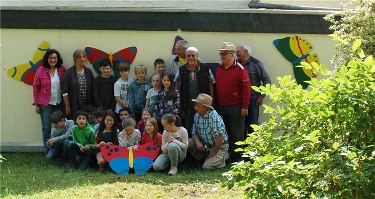 Das Team Dorfpflege mit den Schulkindern. Foto: BL