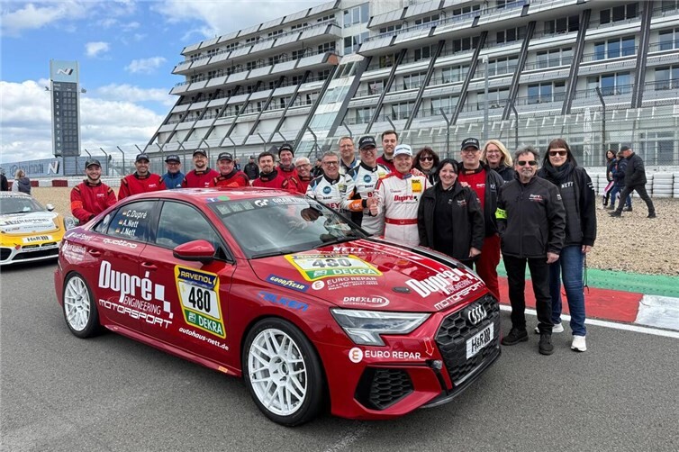 Das Team Dupré-Motorsport vor dem Start zum 24 Stunden Rennen auf dem Nürburgring.