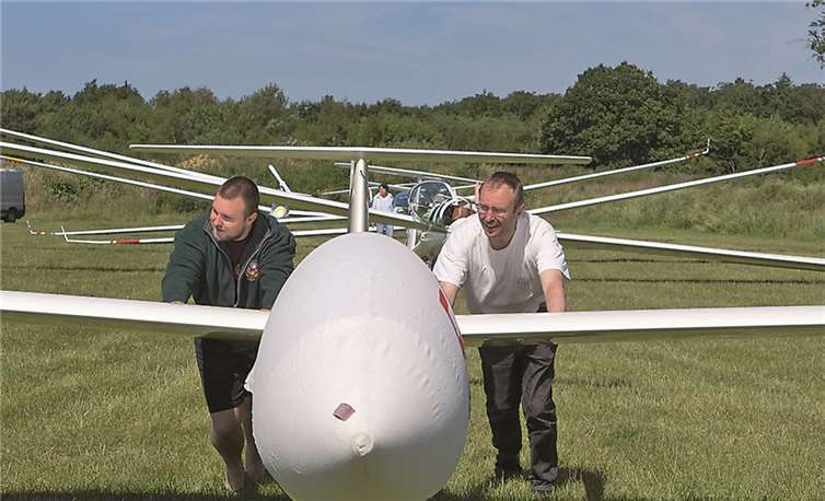 Das Team Gunter und Thomas Schmidt schiebt die ASH25 nach der Neutralisation wieder zum Hänger.TroPhoto Udo Schumpe