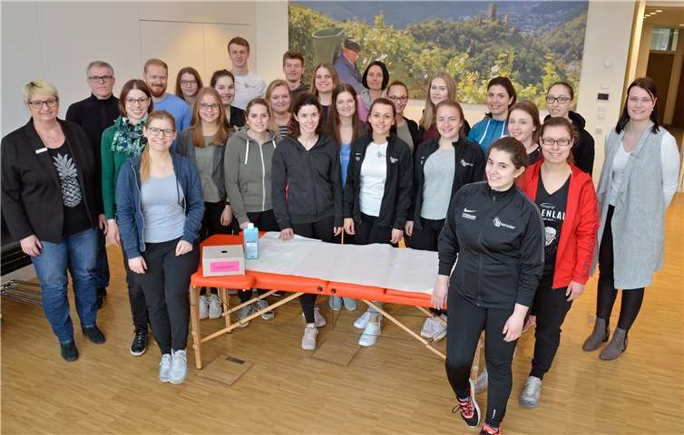 Das „Team Massage“ der Schule für Physiotherapie am Brüderkrankenhaus Koblenz trat motiviert im Kreishaus an, um Mitarbeiter der Kreisverwaltung Mayen-Koblenz für einen guten Zweck durchzukneten. Mit ihnen freuten sich Büroleiterin Petra Kretzschmann (links) und Anja Weber (3. v. l.) vom Gesundheitsmanagement der Kreisverwaltung über den Erfolg der Aktion.Foto: privat