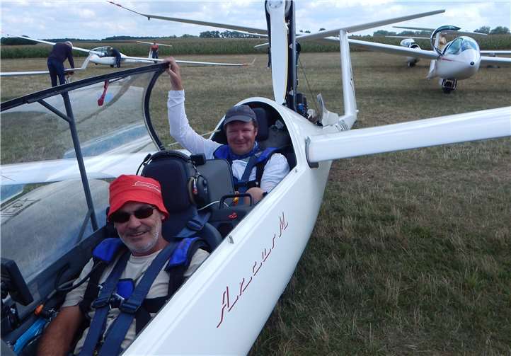 Das Team Michael Pfennig (vorne) und Markus Geisen (hinten) im Cockpit des Arcus M, kurz vor einem Wertungsflug. Fotos: privat