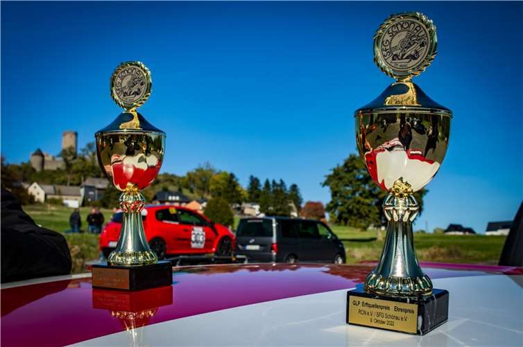 Das Team Rheinland Motorsport konnte zwei Pokale mit nach Hause nehmen.  Fotos: Ben Güldner