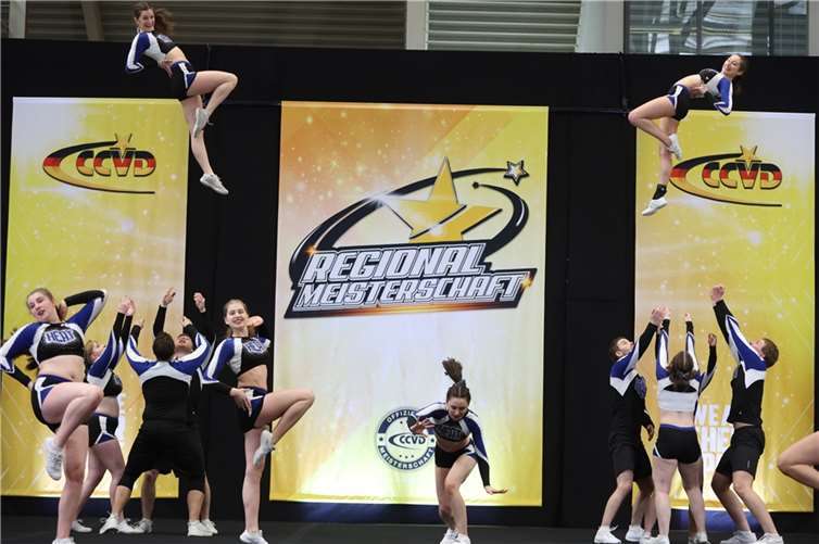 Meisterschaft in ungewöhnlichem Format Das Team „Sensation HEAT“ der Cheerleading-Gruppe des SV Urmitz bei den Regionalmeisterschaften West. Foto: Tom Lorenz/AllstarNewMedia