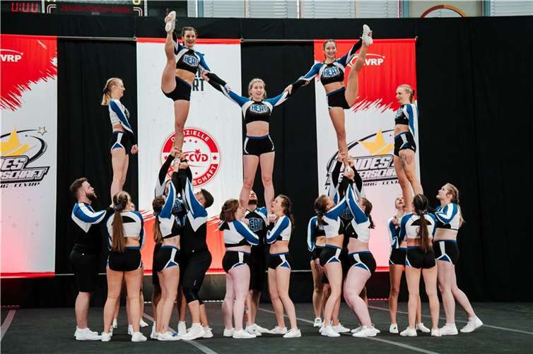 Cheerleader des SV Urmitz verteidigen Landesmeistertitel Das Team Sensation HEAT des SV Urmitz bei der Landesmeisterschaft im Cheerleading in Bad Kreuznach. Foto: privat