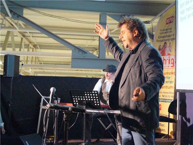 Das Team Siewert mit Steffen Walter am Keyboard und Sänger Jörg Siewert an der Gitarre präsentierte eine bunte Mischung aus Songs zum Mitsingen.