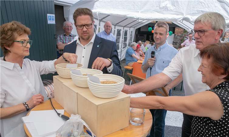 Das Team Wachtberg mit Bürgermeisterin Renate Offergeld und dem Ersten Beigeordneten Swen Christian (links) hielt lange mit dem Team des Rhein-Sieg-Kreises mit, am Ende hatten aber Landrat Sebastian Schuster und sein Stellvertreterin Notburga Kunert (rechts) knapp die Nase vorn.