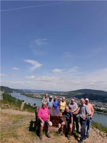 Das Team Wolfsdelle an der Sitzgruppe. Quelle: Team Wolfsdelle