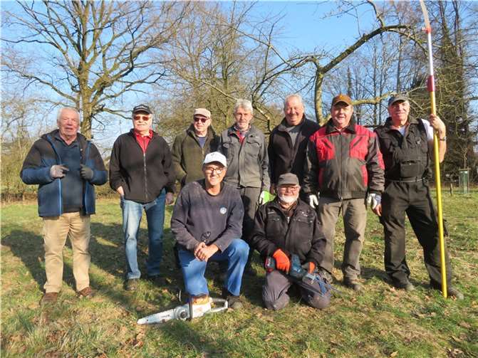 Das Team Zukunftswerkstatt Marienrachdorf bei der Nistkästen-Aktion . Quelle: Team Zukunftswerkstatt Marienrachdorf