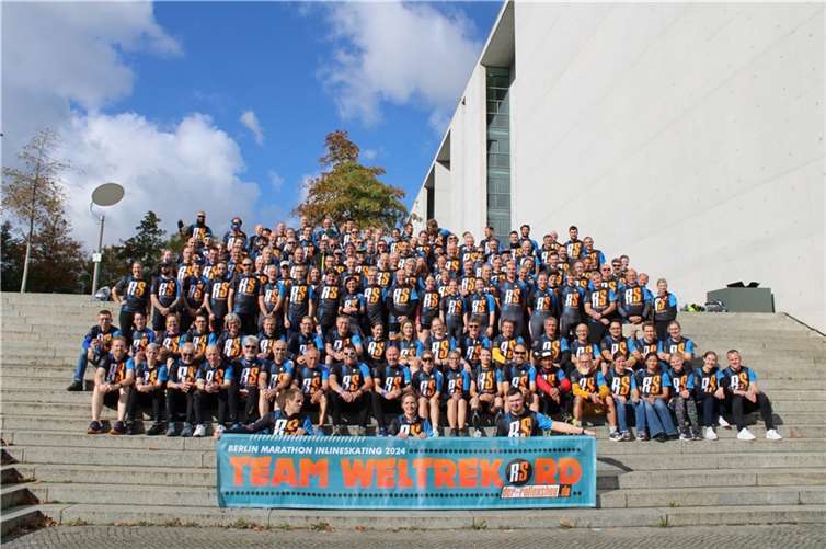 Das Team aus 144 Skatern hat am Berlinmarathon einen Weltrekord aufgestellt.  Fotos: privat