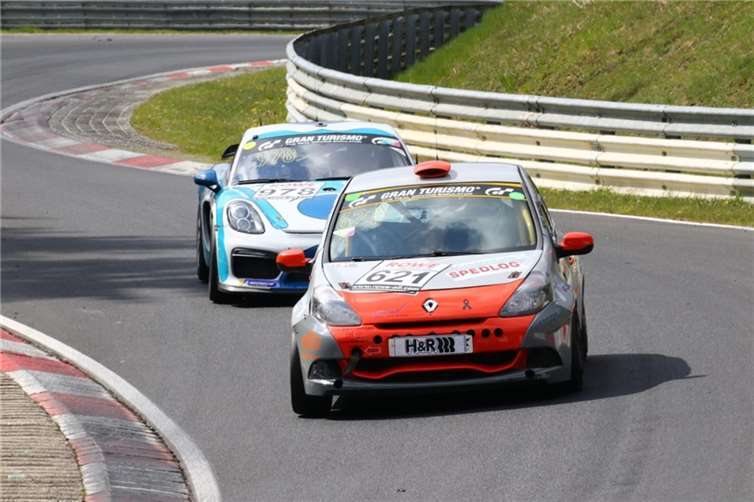 Das Team aus Kaifenheim nutzte den siebten Lauf zur Nürburgring-Langstrecken-Serie dazu, dass alle vier Fahrer des Clio wichtige Runden zur Qualifikation für die Nordschleifen Permit A sammeln. Foto: byjogi.de / Manfred Muhr