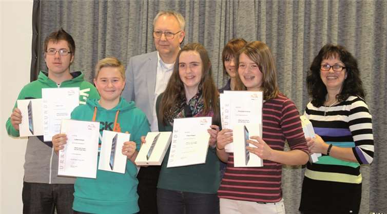 Das Team aus Kaisersesch freut sich über seinen Sieg: (V.l.) Kilian Süß, Lukas Kremer, Clara Rieger und Franziska Krämer; (h.R.) Hermann Hubing, Geschäftsführer Schreinerrheinland-pfalz , Anja Kugler, Finalistin Miss Handwerk 2013, und Hilla Rieger.  privat