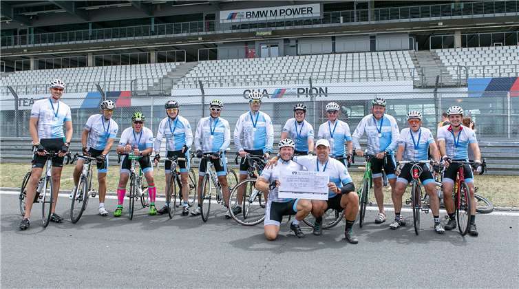 Das Team bei der Scheckübergabe.