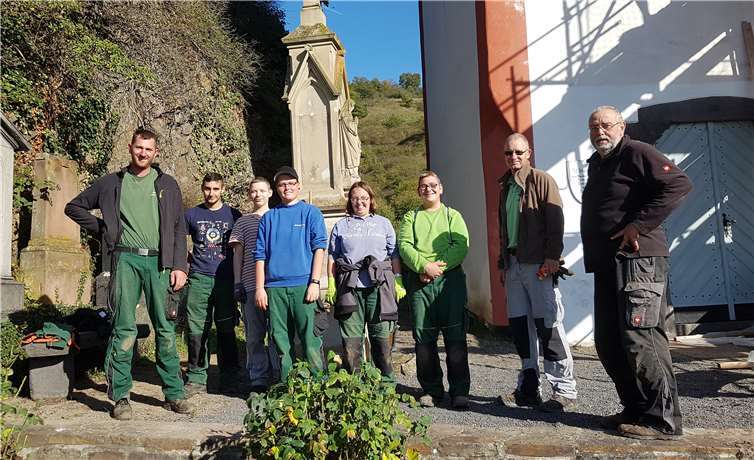 Das Team bei der herbstlichen Kräutergartenpflege.Foto: privat