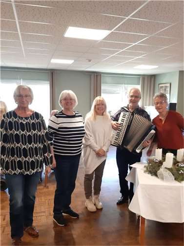 Das Team, das den Kaffeenachmittag vorbereitete und durchführte (v.l.): Gaby Roth, Hannelore Sehl, Gaby Zils, Dieter Stefan und Angela Pietsch.  Foto: privat