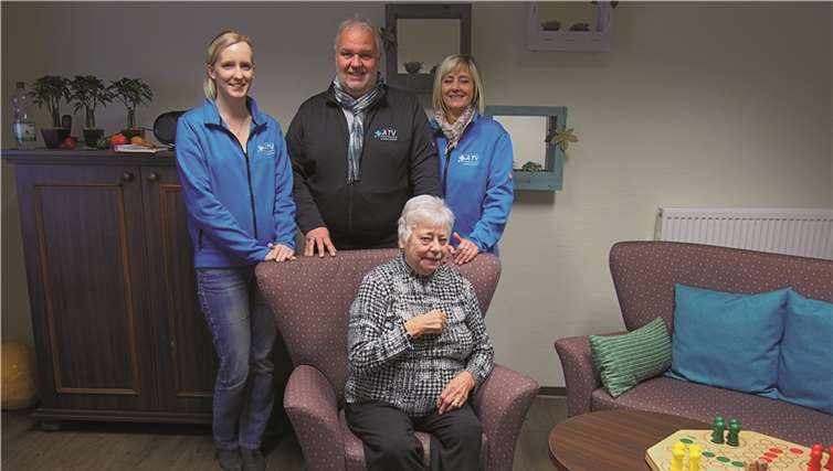 Das Team der ATV freut sich auf ihr neues Domizil in Koblenz. Margit Röser (r.) wird die Seniorenresidenz in Koblenz leiten, zur Seite steht ihr Pflegedienstleiterin Vanessa Stenzhorn (l.) Mitte: Manfred Röser, Betreiber und Heimleiter der ATV Kruft.UBU