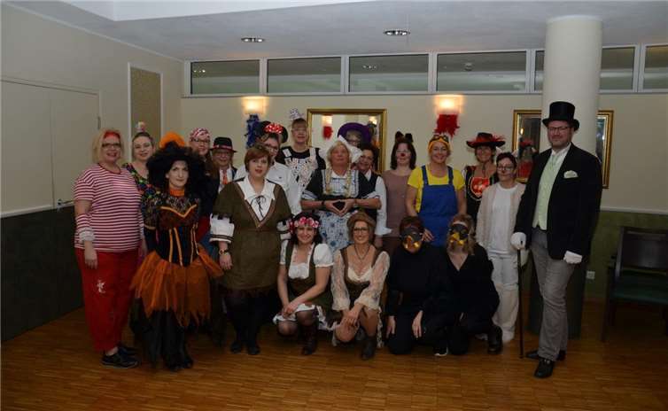 Das Team der Ahrtal-Residenz in jecker Kostümierung. privat