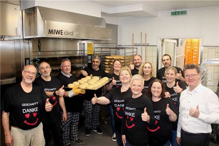 „Es war sehr viel Arbeit, aber es hat sich gelohnt!“ Das Team der Bäckerei mit Ortsvorsteher Richard Lindner. Foto: DU