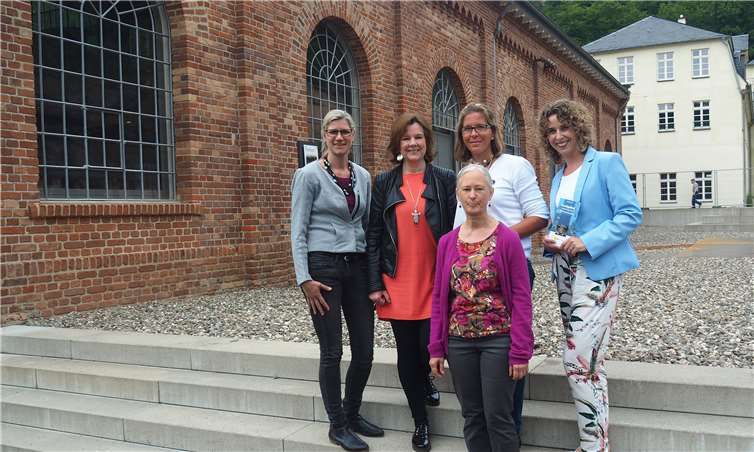 Das Team der Bendorfer Touristinfo ist ab sofort in der Krupp’schen Halle der Sayner Hütte zu finden.(v.l.n.r: Steffi Zurmühlen, Geschäftsführerin Sayner Hütte, Kornelia Laubach, Cornelia Biegel, Nadine De Bock, unten: Edda Perske). Foto: privat