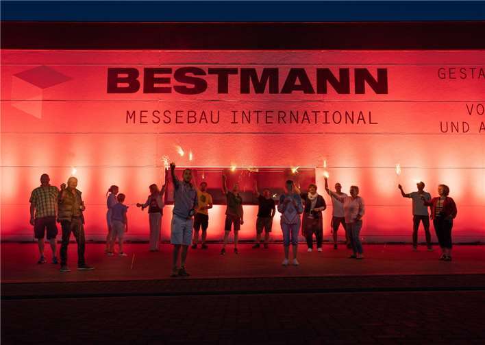 Das Team der Bestmann Messebau International GmbH war Teil der Aktion „Night of Light“ und sendet einen flammenden Appell an die Öffentlichkeit und die Politik.Foto: privat