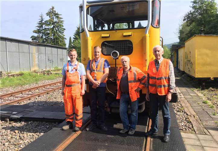 Das Team der Brexbachtalbahn freut sich über die beiden neuen Mitstreiter. Foto: Gernot Kallweit