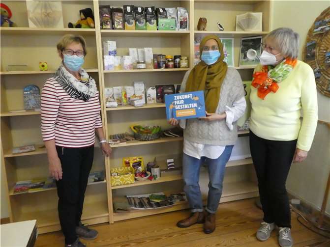 Das Team der Bücherei und die Ortsvorsteherin Frau Angela Linden-Berresheim.Foto: privat