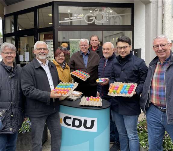 Das Team der CDU Güls/Bisholder gemeinsam mit OB-Kandidat Ernst Knopp bei der Osteraktion in der Gulisastraße mit Ostereiern, guter Laune und Zeit für persönliche Gespräche.  Foto: Philip Rünz